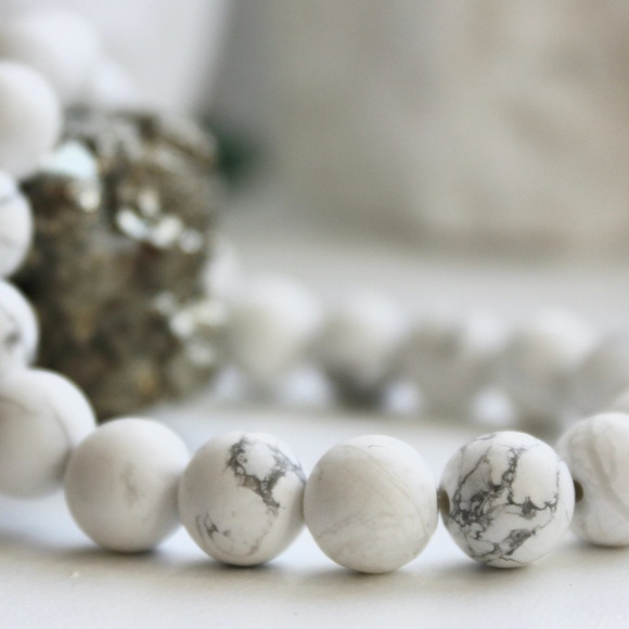 White Howlite White Marble Gemstone Chakra Balancing Energy Bracelet - Picture 1 of 3